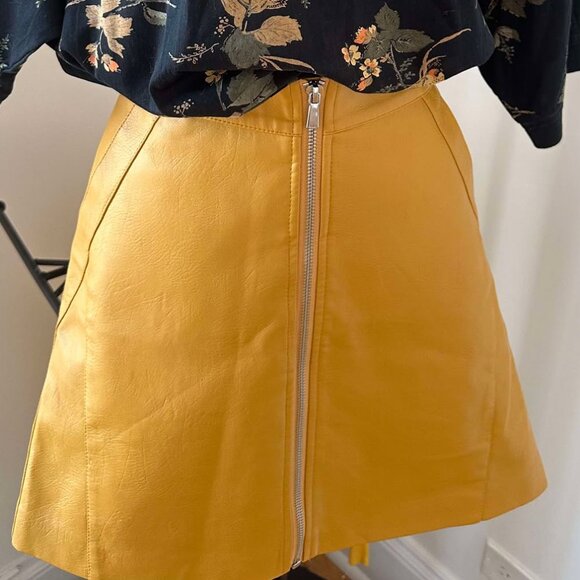 Yellow faux leather skirt. - Picture 2 of 9